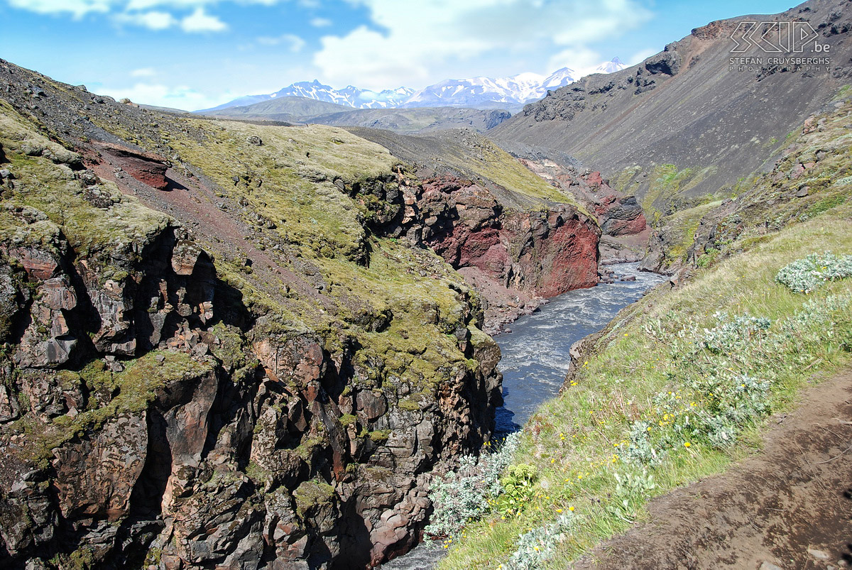 Naar Þórsmörk De 4e dag van Emstrur naar Þórsmörk is zeer afwisselend met veel groen, rivieren, rotsformaties, zelfs een bos en altijd zicht op de twee dominerende Myrdalsjökull en Eyjafjallajökull gletjsers. Stefan Cruysberghs